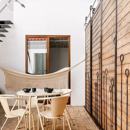 Будинок відпочинку Homes Modern Cozy Townhouse With 2 Bedrooms And Patio In The Old Town