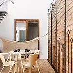 Дом отдыха Homes Modern Cozy Townhouse With 2 Bedrooms And Patio In The Old Town